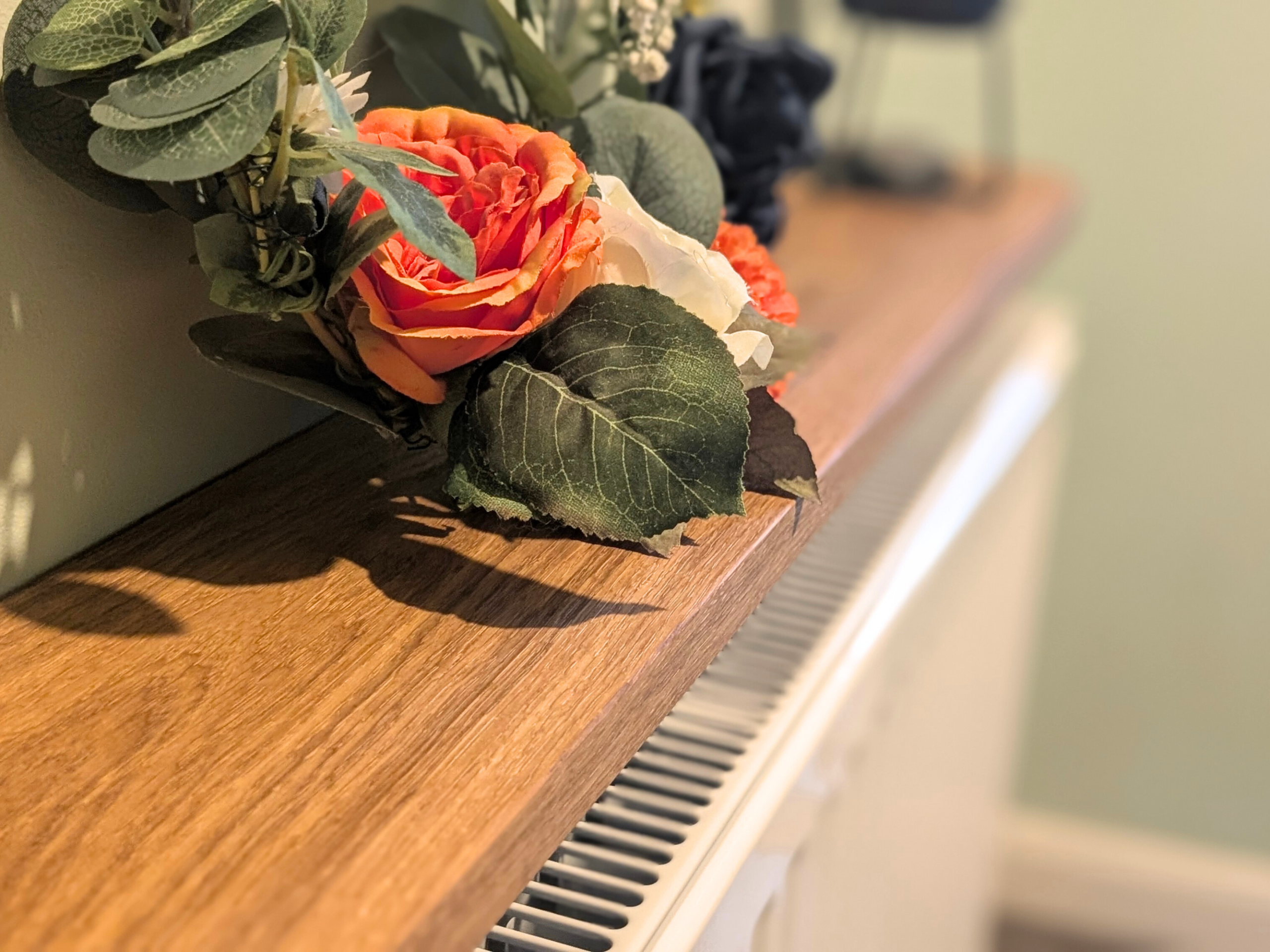 110cm Easy fit oak radiator shelf - Close up