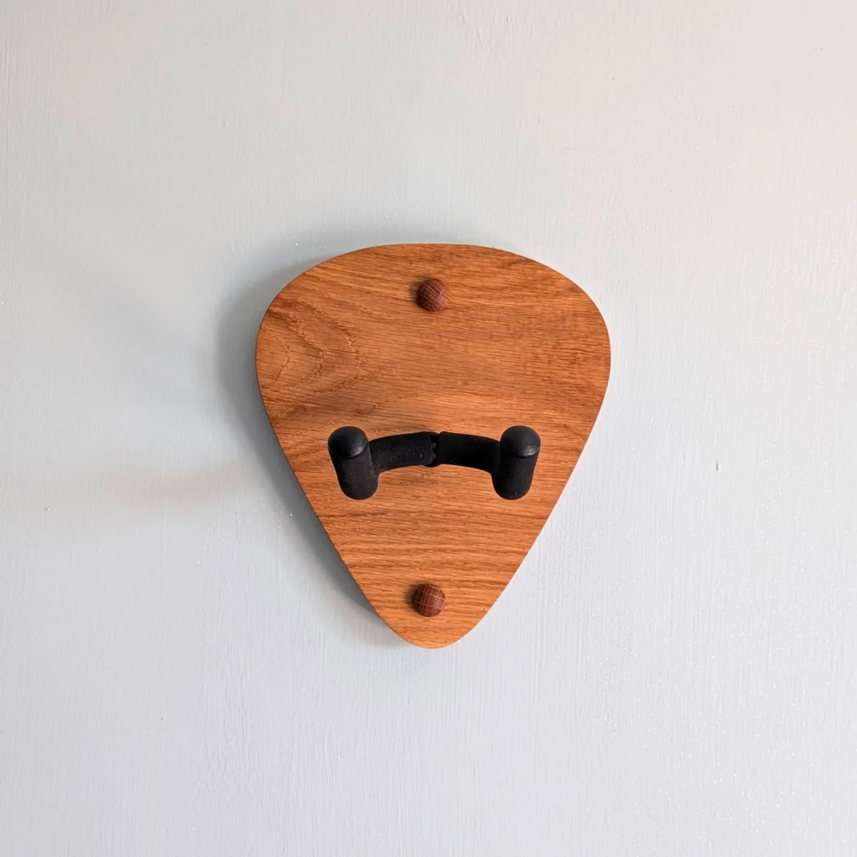 Solid Oak Plectrum Guitar Mount - no guitar, straight image