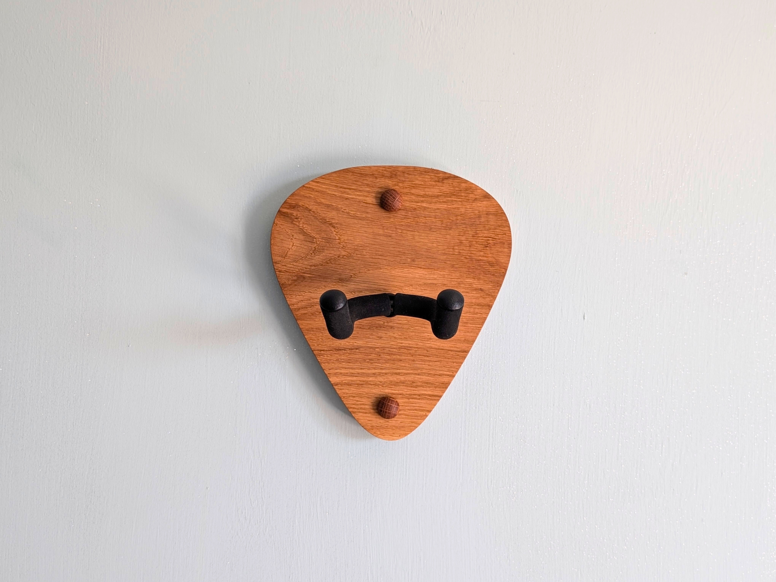 Solid Oak Guitar Wall Mount – Plectrum/Pick Shape